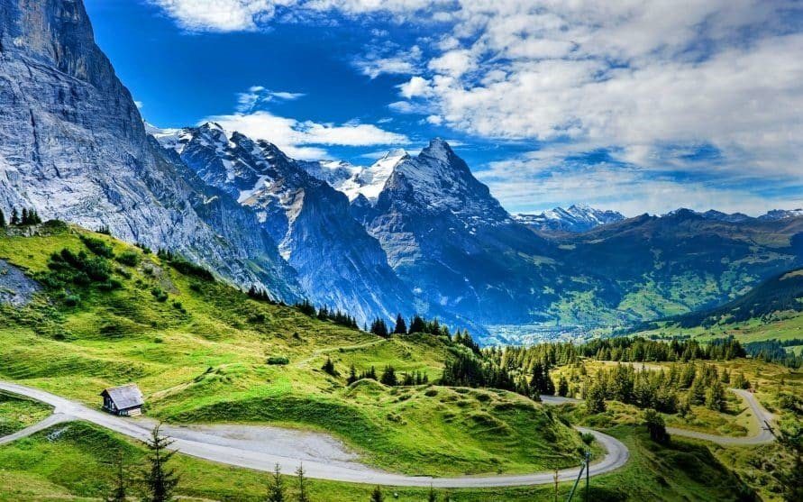Vale montană din Alpii Elvețieni, una dintre destinațiile recomandate de Sapphire Travel